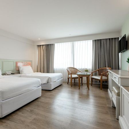 Dhevaraj Hotel Nan Exteriör bild
