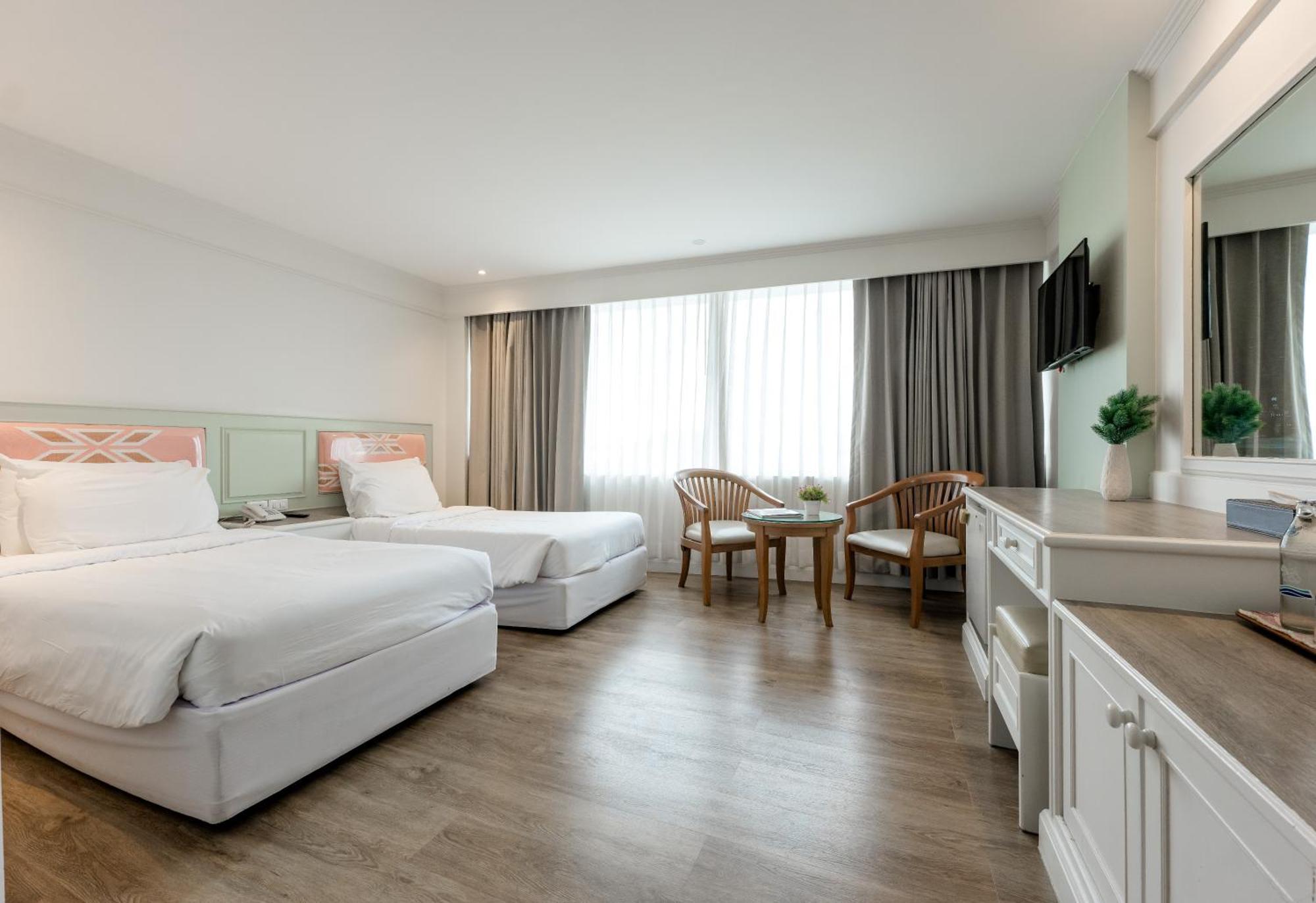 Dhevaraj Hotel Nan Exteriör bild